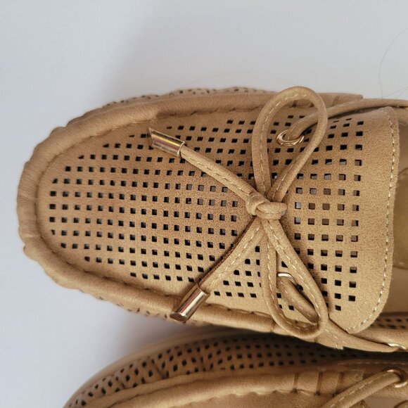 Gloria Vanderbilt Casual Tan Perforated Loafers With Bow 6 - Picture 2 of 7